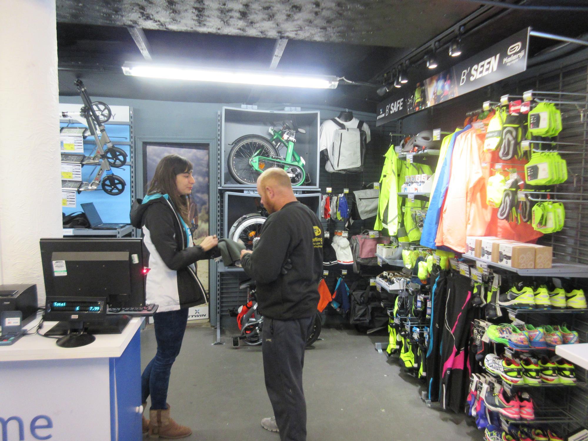 Store gallery Decathlon tests first clickandcollect store in London