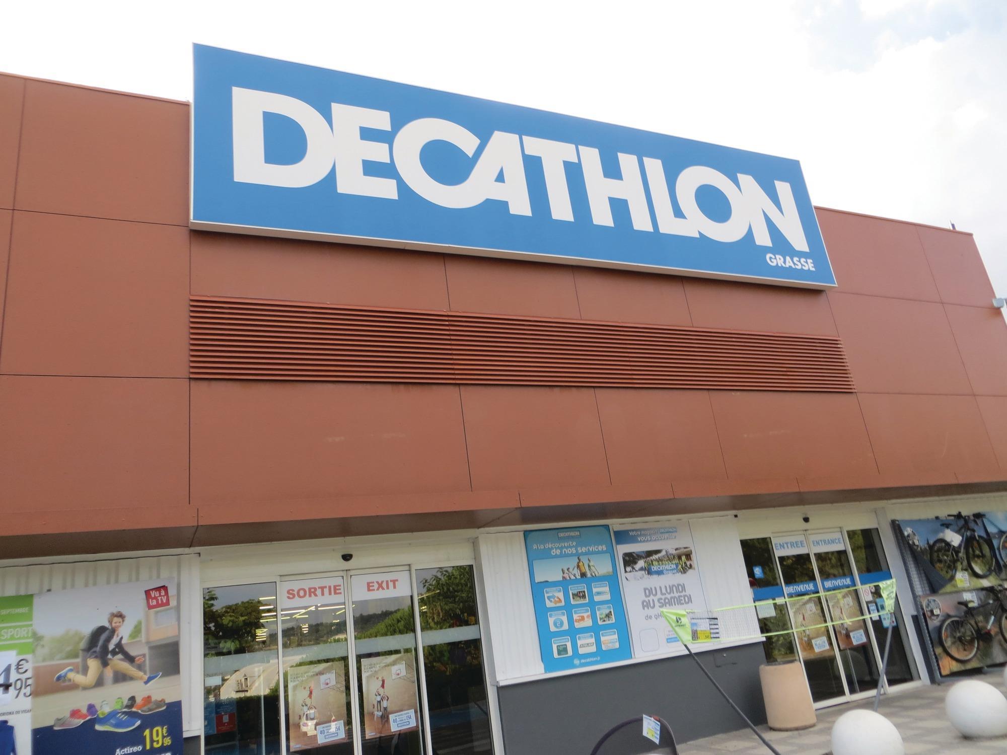 DECATHLON stores: small and large blue boxes