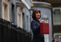 Rachel Reeves holding chancellor's red briefcase