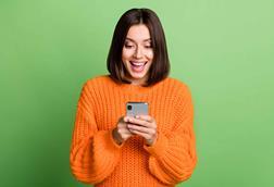 Woman-smiling-at-mobile-phone