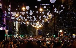 Retailers face a nail-biting Christmas as festive trading goes right to the wire. They hope for a last-minute surge of shoppers in the next four days, kicked off by payday today.