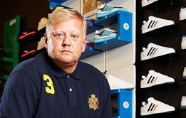 JD Sports chief executive Barry Bown is to depart the sports retailer after 30 years at the top.