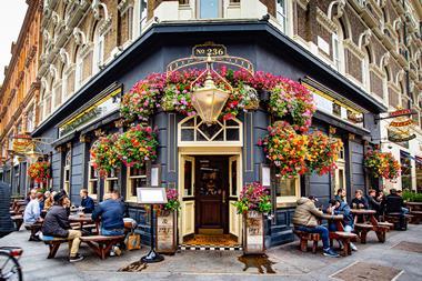 shutterstock_London_pub_socialising
