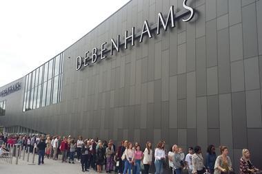 Debenhams Roaring Meg - crowds gather