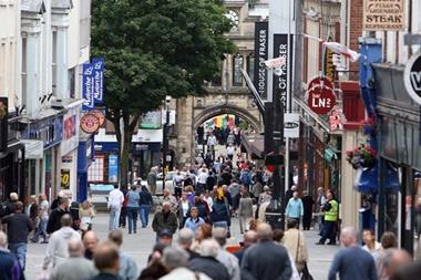 High street footfall fell in the week after Christmas as shoppers opted to bag their bargains at shopping centres and retail parks.
