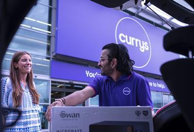 Currys colleague helping customer put items in their car