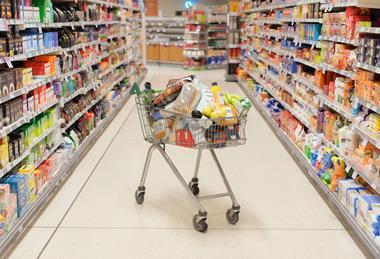 Supermarket-trolley-in-middle-of-supermarket-aisle