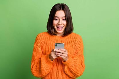 Woman-smiling-at-mobile-phone