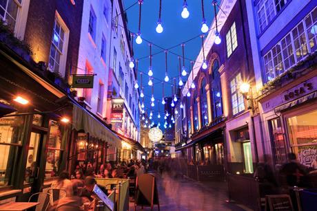London-street-with-people-eating-outside-by-night