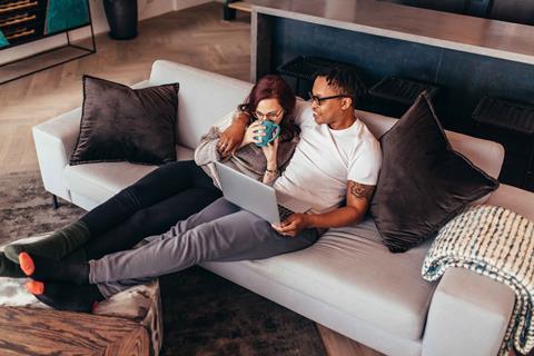 Couple-shopping-on-laptop