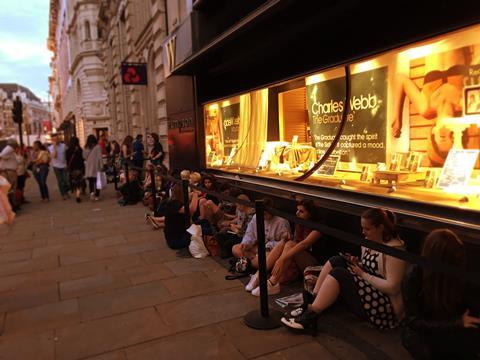 Waterstones piccadilly readers in queue