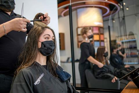 A customer receives a treatment at the Amazon hairsalon.
