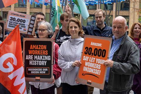 Amazon-workers-holding-signs-at-protest