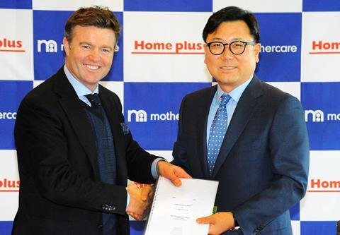 Mark Newton-Jones with Do Sung-hwan, chief executive of Homeplus 