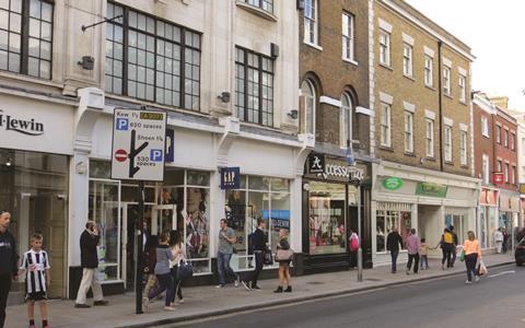 High streets suffered a drop in footfall over the Easter weekend as bad weather drove shoppers to out-of-town retail parks and shopping centres.